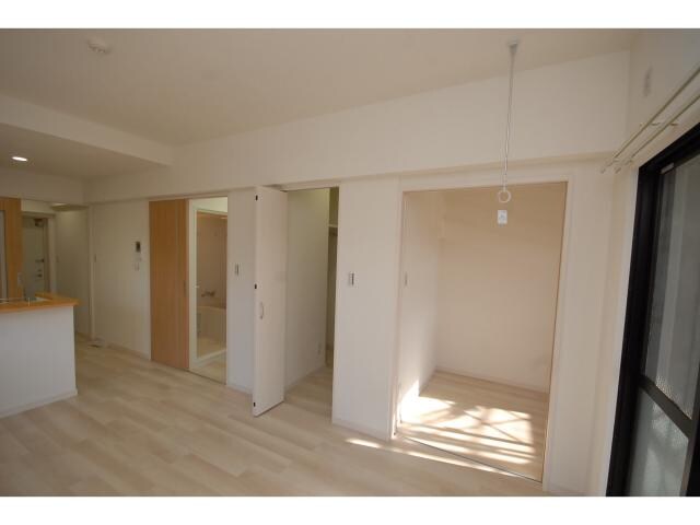 物件内観写真2　(室内物干しあり)