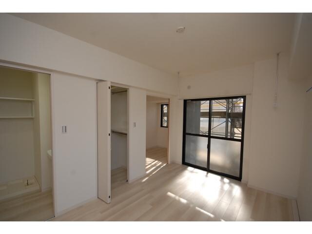 物件内観写真3　(白色基調)