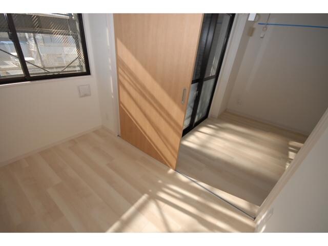 物件内観写真4　(明るい洋室)