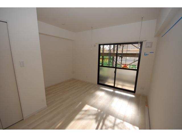 物件内観写真5　(室内物干しあり)