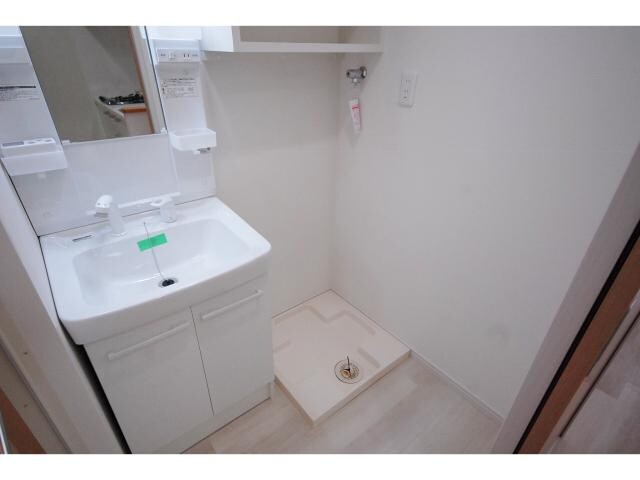 物件内観写真8　(シャワー付き洗面台)