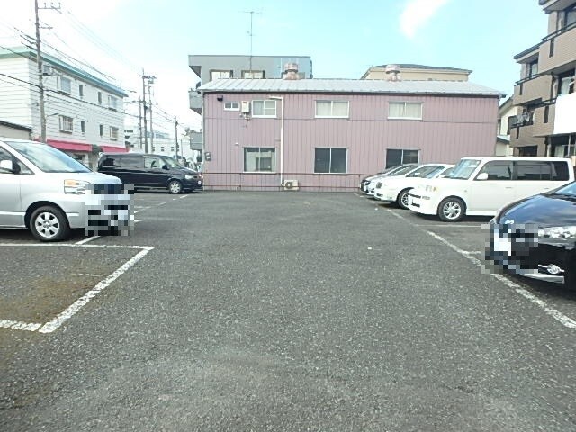 物件外観写真3　(敷地内駐車場（空車確認要）)