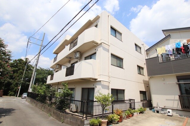 物件外観写真1　(３階建てマンション！全てのお部屋が角部屋です！)