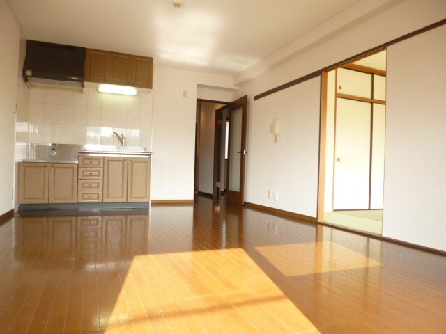 物件内観写真6　(【別室参考写真】２面採光で明るい１２帖ＬＤＫ♪)