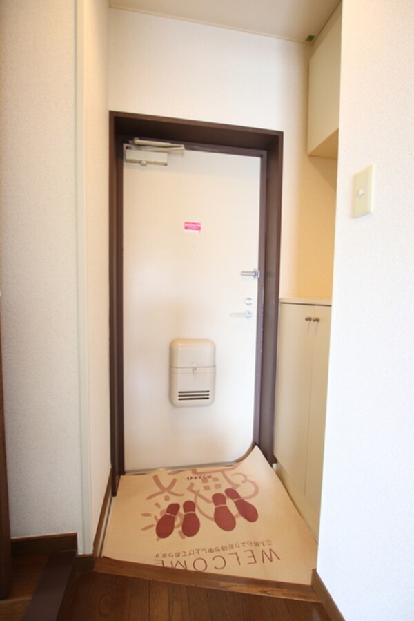 玄関(玄関横にシューズボックスがついているので、片付いた玄関がキープできます。)