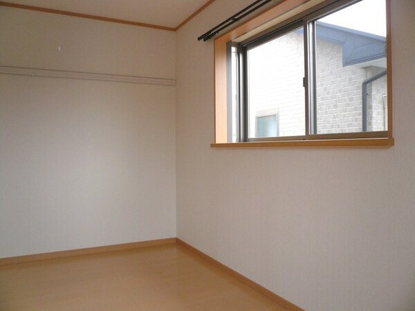 寝室(角部屋の為、２面採光です)
