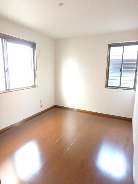 物件内観写真10　(洋室6帖　2面採光です。)