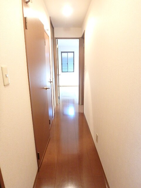 物件内観写真25　(玄関から見た室内です。)