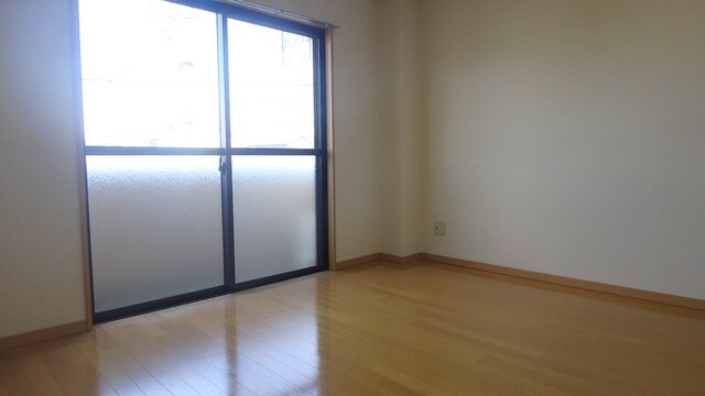 物件内観写真5　(大きめの窓で明るい印象です。)