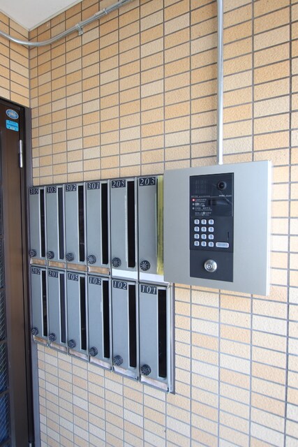 物件外観写真2　(集合ポスト♪)