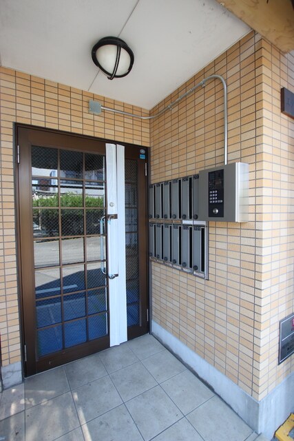 物件外観写真3　(オートロック付エントランス♪)