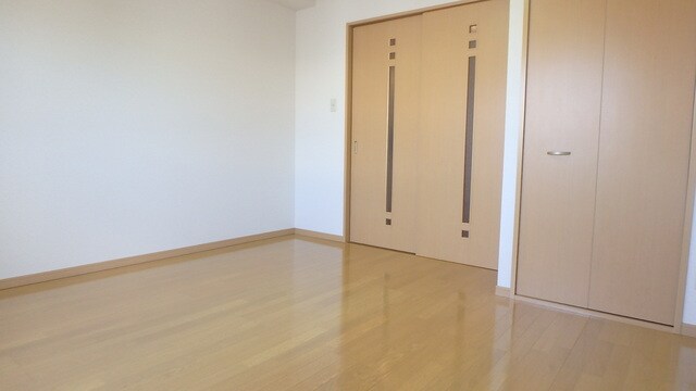 物件内観写真18　(8帖洋室は使いやすい広さです♪)