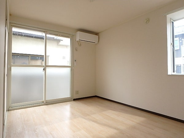 子供部屋(陽の差し込む明るい洋室は6帖♪)