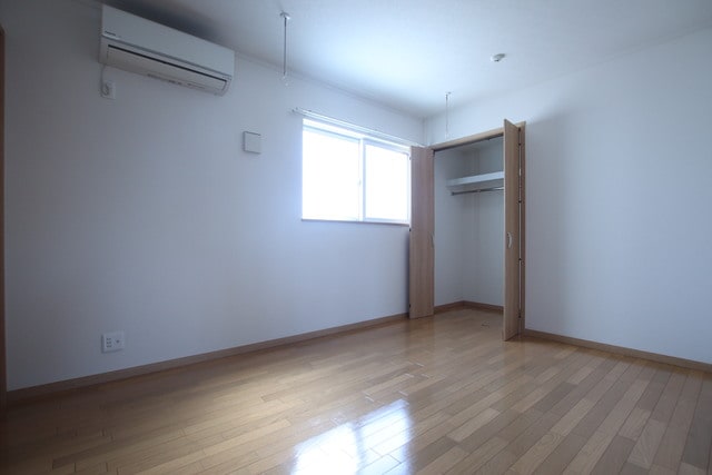 物件内観写真8　(6帖の洋室♪)