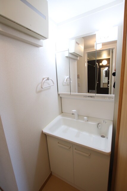 物件内観写真11　(忙しい朝に便利な洗髪洗面化粧台♪)