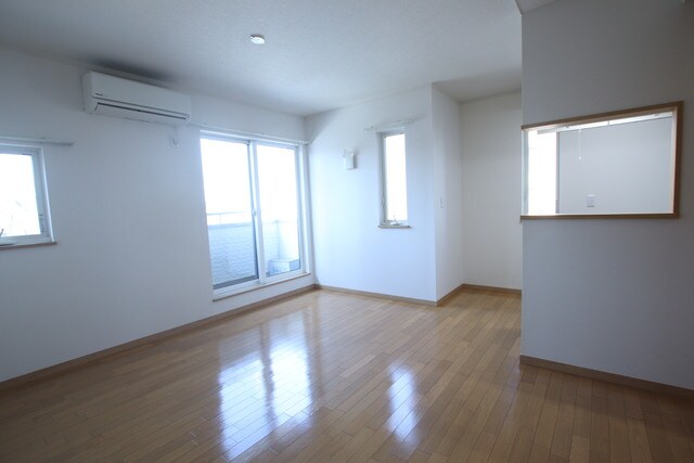 物件内観写真19　(窓の多いリビング♪)