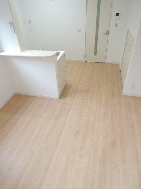 物件内観写真6　(広々10帖の洋室です。)