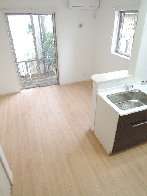 物件内観写真7　(２面採光で明るい室内！)