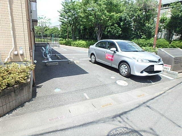 物件外観写真5　(敷地内駐車場（空車確認要）)