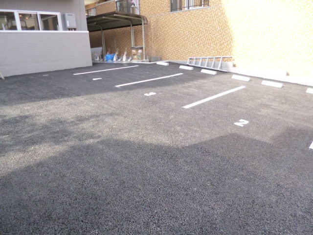 物件外観写真2　(敷地内駐車場（空車確認要）)