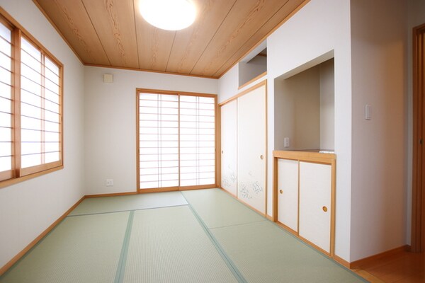 寝室(ダイニングに隣接する6帖和室！)