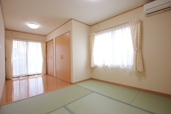 寝室(【小物は設備ではございません】和室と洋室はが繋がるスペース！)