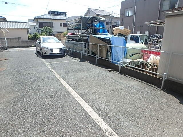 物件外観写真3　(【空要確認】敷地内駐車場)