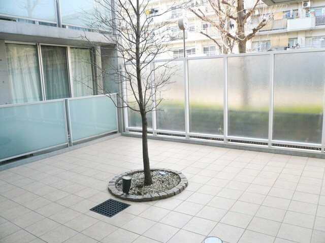 物件外観写真2　(パティオで癒しの空間♪)