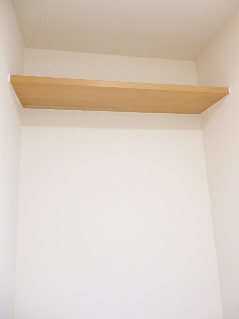 物件内観写真14　(トイレ上部に収納スペースあり。)