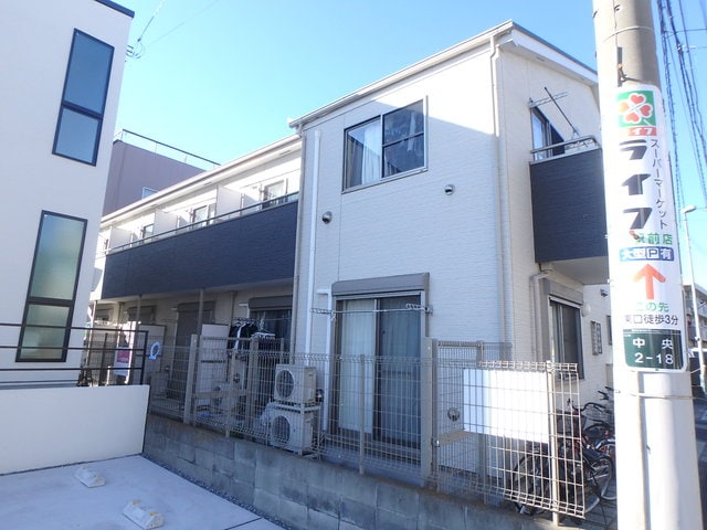 物件外観写真1　(２０１３年完成の１Ｋアパートです！)