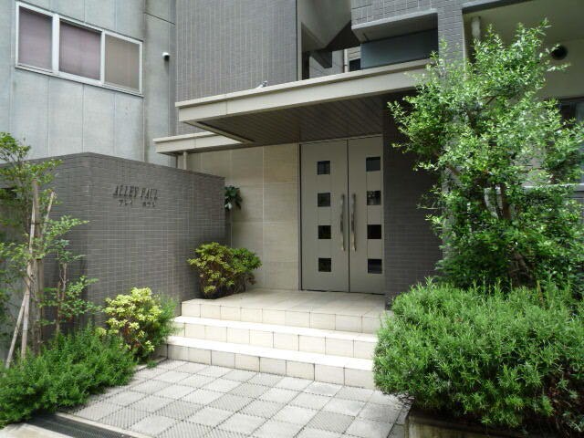 物件外観写真4　(オートロック付きのエントランス)