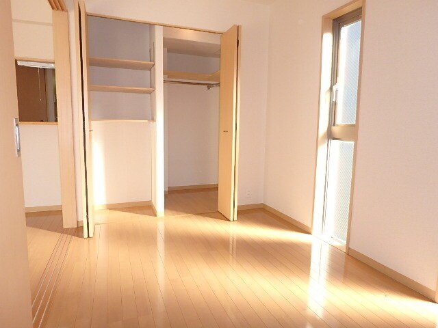 物件内観写真9　(明るい陽射しが射し込む洋室)