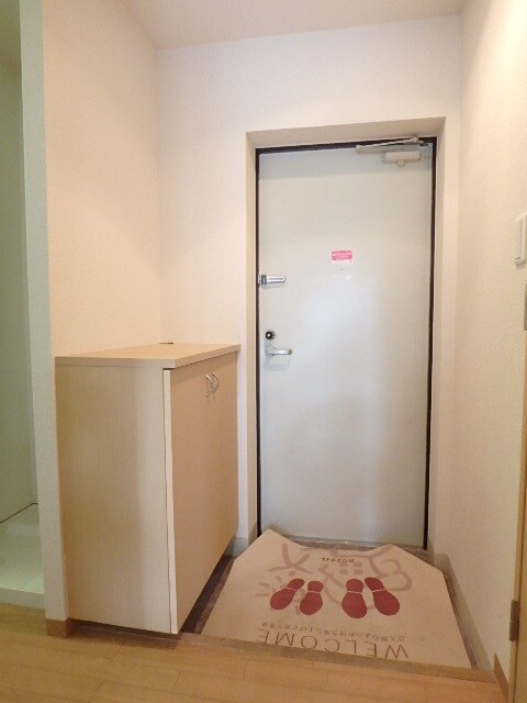 物件内観写真10　(玄関横にシューズボックスがついているので、片付いた玄関がキープできます。)