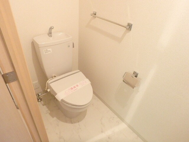 物件内観写真11　(暖房便座付きです)