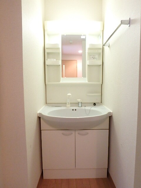 物件内観写真12　(忙しい朝にうれしいシャワー付き洗面台です)