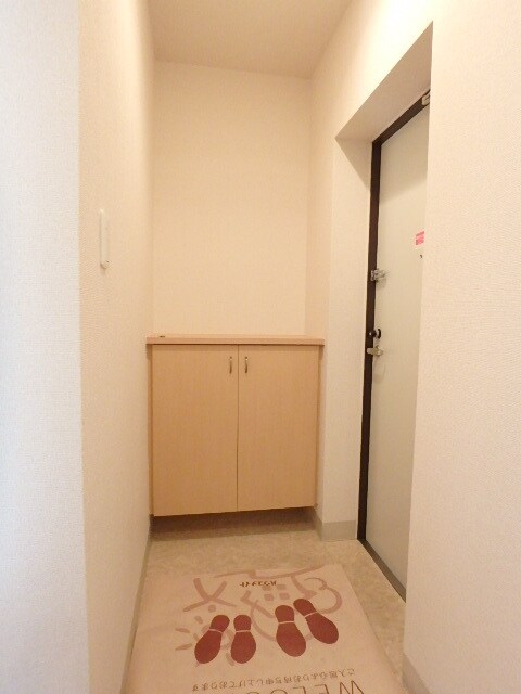 物件内観写真12　(玄関横にシューズボックスがついているので、片付いた玄関がキープできます。)