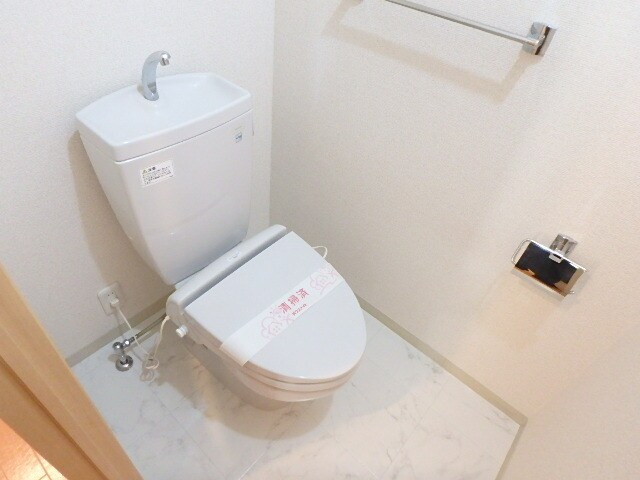 物件内観写真16　(暖房便座付のトイレ)