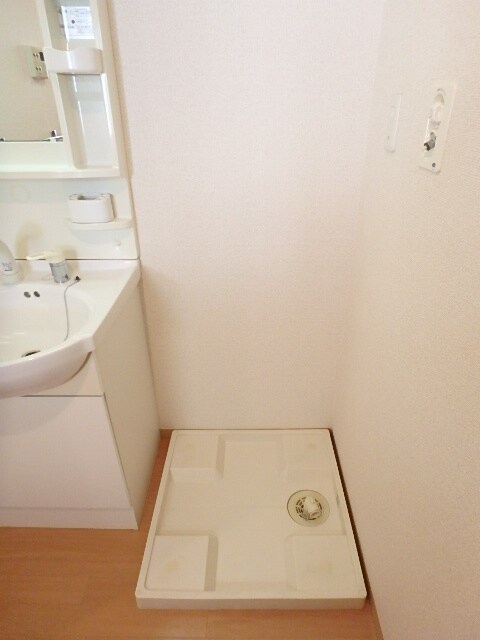 物件内観写真18　(防水パン付の室内洗濯機置場)