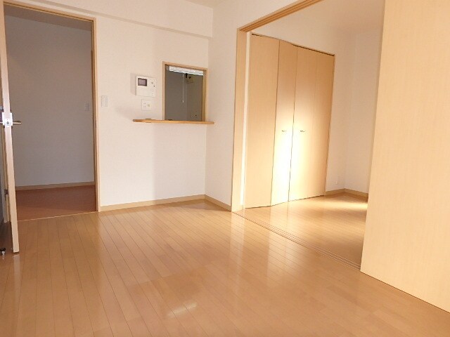 物件内観写真21　(明るい陽射しが射し込む洋室)