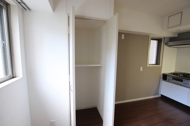 物件内観写真24　(リビングにもちょっとした収納あり♪)