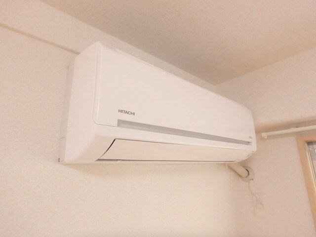 物件内観写真14　(※別室参考写真です。これからの季節の必需品、エアコン１基付き。)