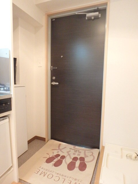 物件内観写真16　(※別室参考写真です。玄関横にシューズボックスがついているので、片付いた玄関がキープできます。)