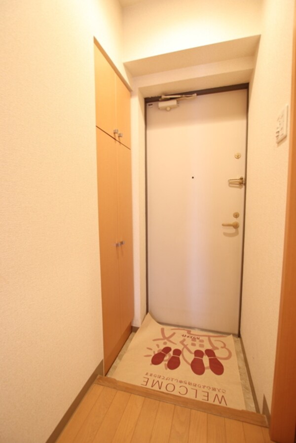 玄関(【別室参考写真です】玄関横にシューズボックスがついているので、片付いた玄関がキープできます。)