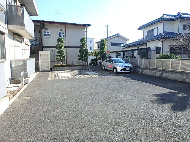 物件外観写真3　(【空要確認】敷地内駐車場)