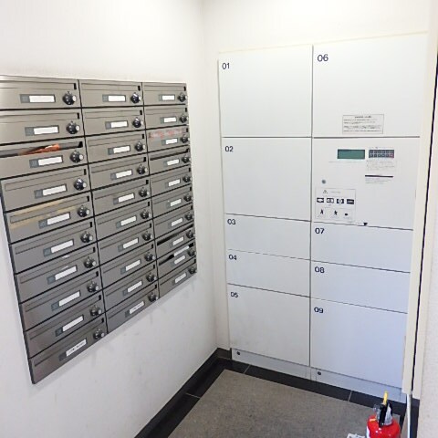 物件外観写真4　(宅配ボックス＆郵便ボックス)