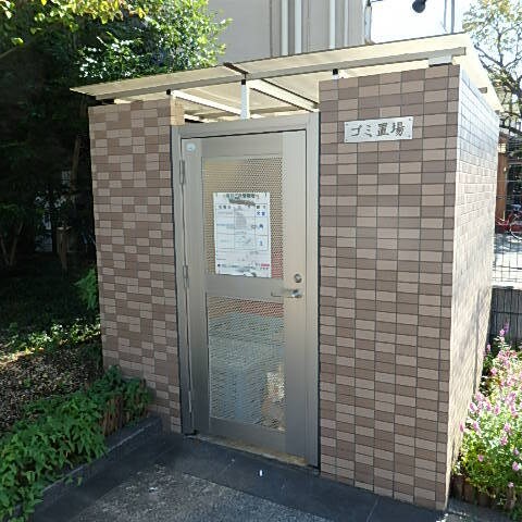 物件外観写真6　(敷地内ゴミ置場あり。)