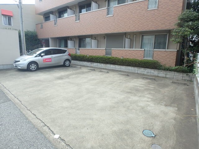 物件外観写真3　(敷地内駐車場※空車確認要)
