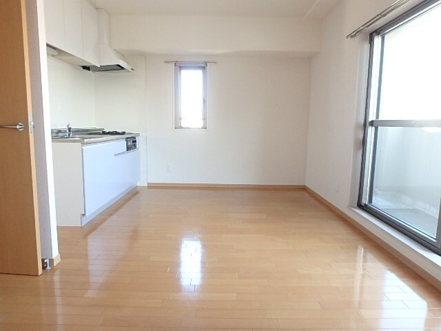 物件内観写真6　(２面採光が取れるリビングダイニングキッチン)