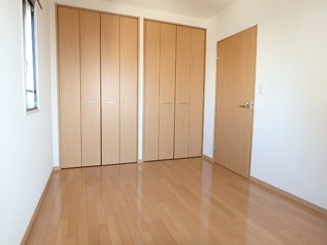 物件内観写真8　(クローゼット付の洋室)