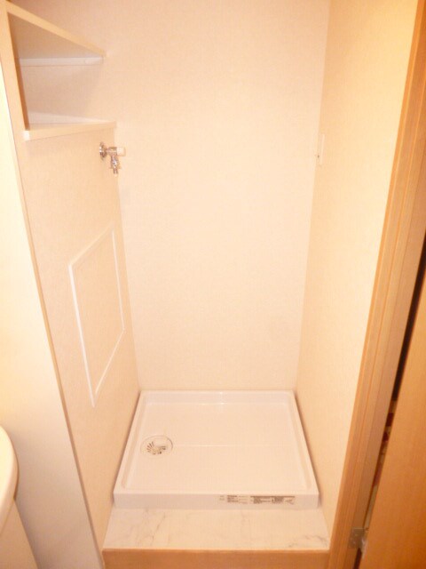 物件内観写真11　(※別室参考写真　室内洗濯機置場に棚があります)